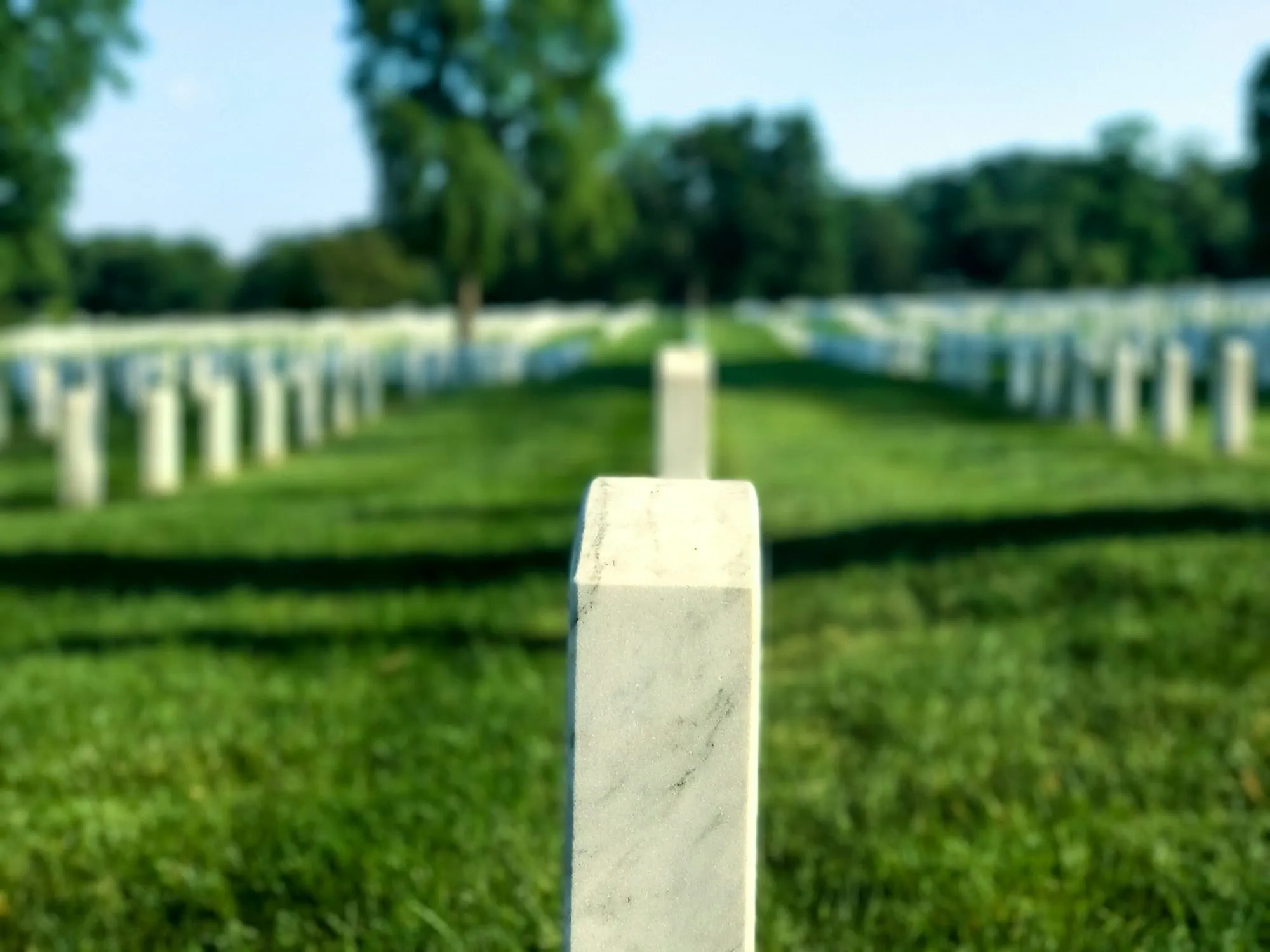 Reihengräber auf einem Friedhof